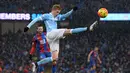 Pemain Manchester City, Kevin De Bruyne melakukan kontrol bola saat melawan Crystal Palace pada lanjutan liga premier Inggris di Stadion Etihad, Manchester, Sabtu (16/1/2016). (AFP Photo/Oli Scarff)