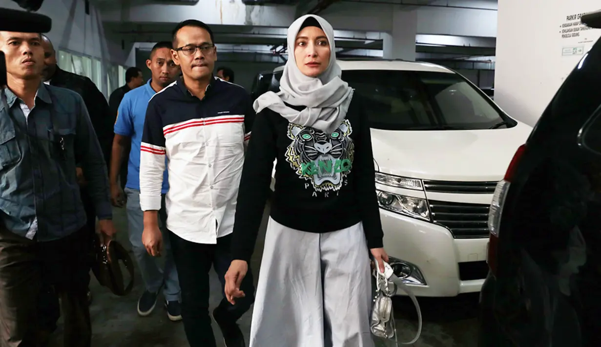 Seperti diketahui, Fahmi Darmawansyah suami Inneke Koesherawati sebelumnya divonis 2 tahun 8 bulan dan denda Rp 150 juta subsider 3 bulan oleh Pengadilan Tipikor Rabu (24/5/2018). Suami Inneke dinyatakan terbukti menyuap Kepala Bakamla.