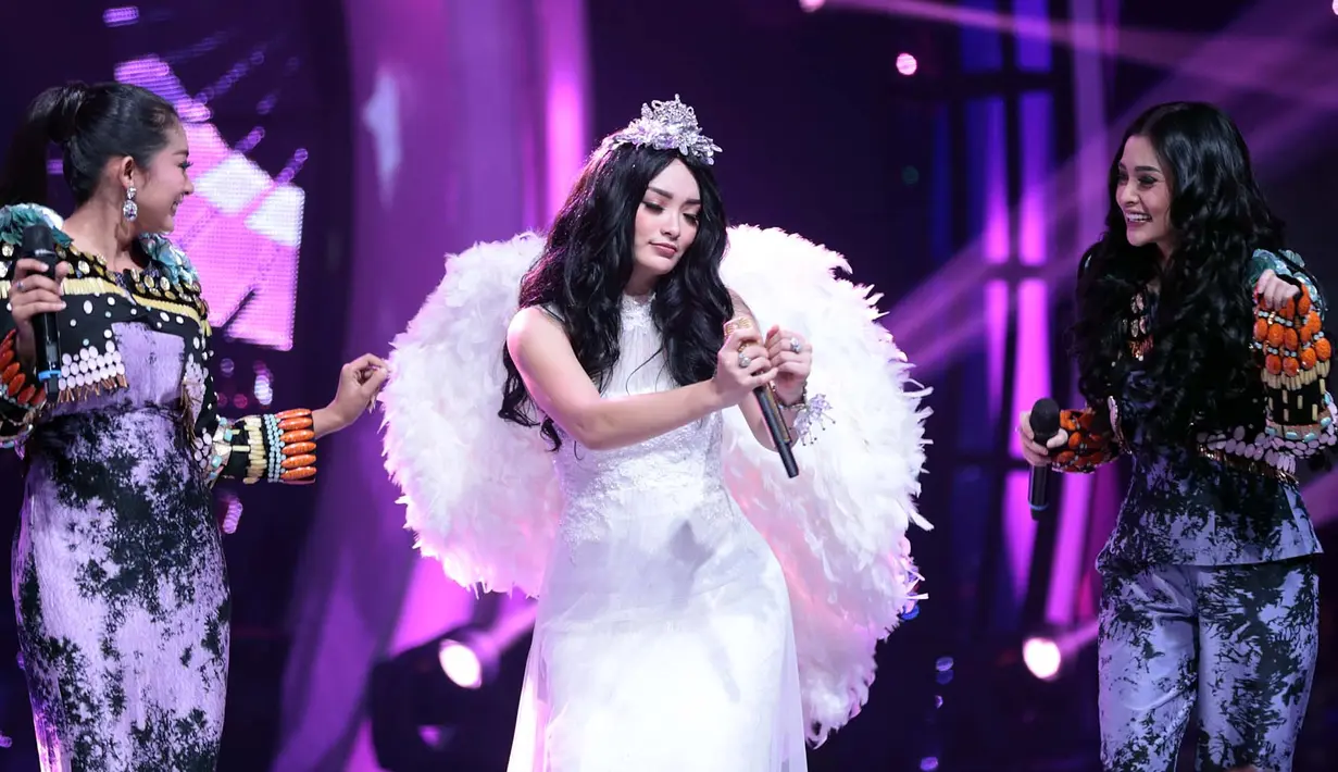 "Iya, aku mau" tutur Zaskia Gotik. Jawaban pemilik goyang itik ni tentu diiringi sorak bahagia dari para penonton yang menyaksikan. Sebelum dilamar, Zaskia melantunkan lagu Rhoma Irama yang berjudul Pertemuan. (Deki Prayoga/Bintang.com)