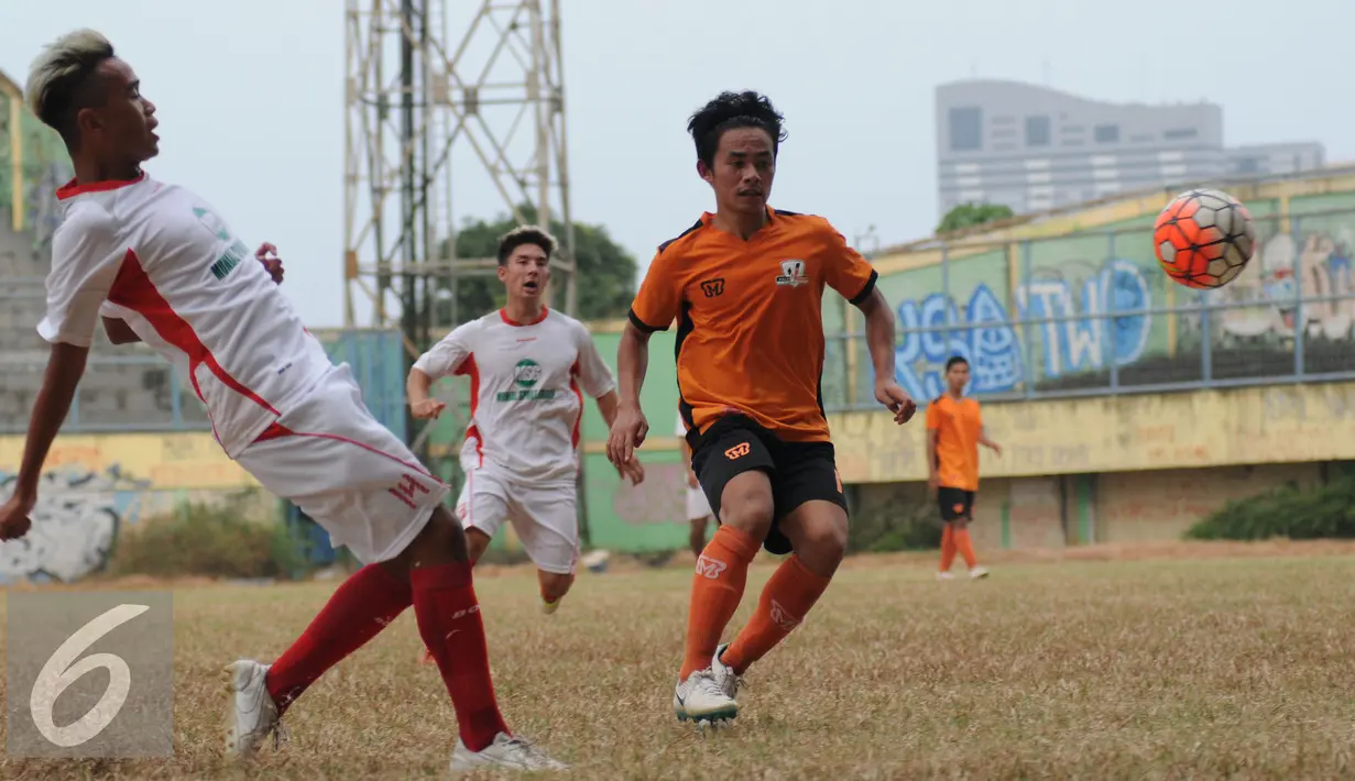 Pesepakbola PBR, Dallen Doke (kiri) membuang bola saat laga melawan Villa 2000 di Stadion LebakB ulus Jakarta, Sabtu (22/8/2015). Uji tanding ini merupakan persiapan PBR menghadapi turnamen Piala Presiden 2015. (Liputan6.com/Helmi Fithriansyah)