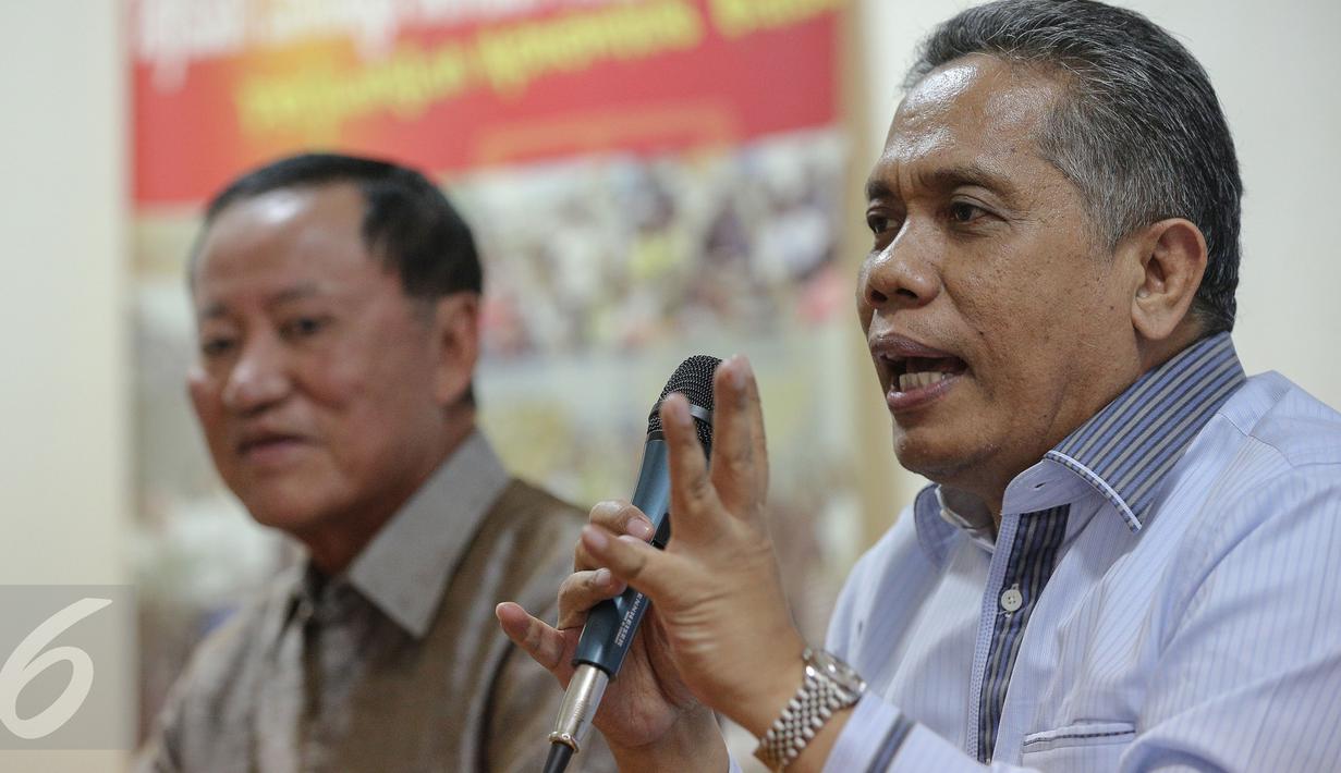 Ketua Umum Peradi, Luhut Pangaribuan (kanan) saat diskusi di Kantor LBH, Jakarta, Rabu (4/11/2015). Luhut menjelaskan munculnya SE ini dianggap sebagai ancaman bagi masyarakat untuk membatasi kebebasan berekspresi (Liputan6.com/Faizal Fanani)