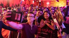 Aktor Tom Holland berswafoto dengan penggemarnya saat acara Spider-Man: Far From Home Pan-Asian Media Summit Bali di Denpasar, Senin (27/5/2019). Kegiatan itu merupakan rangkaian promo film terbaru yang rencananya akan dirilis pada Juli mendatang. (ANTHONY KWAN/GETTY IMAGES NORTH AMERICA/AFP)