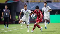 Pemain Timnas Panama U-17, Martin Krug (kiri) berusaha melewati pemain Timnas Indonesia U-17, Arkhan Kaka pada laga kedua Grup A Piala Dunia U-17 2023 di Stadion Gelora Bung Tomo (GBT), Surabaya, Senin (13/11/2023). (Bola.com/Bagaskara Lazuardi)