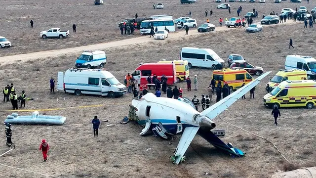Bangkai pesawat Azerbaijan Airlines tampak di dekat bandara Aktau, Kazakhstan, setelah jatuh pada 25 Desember 2024.