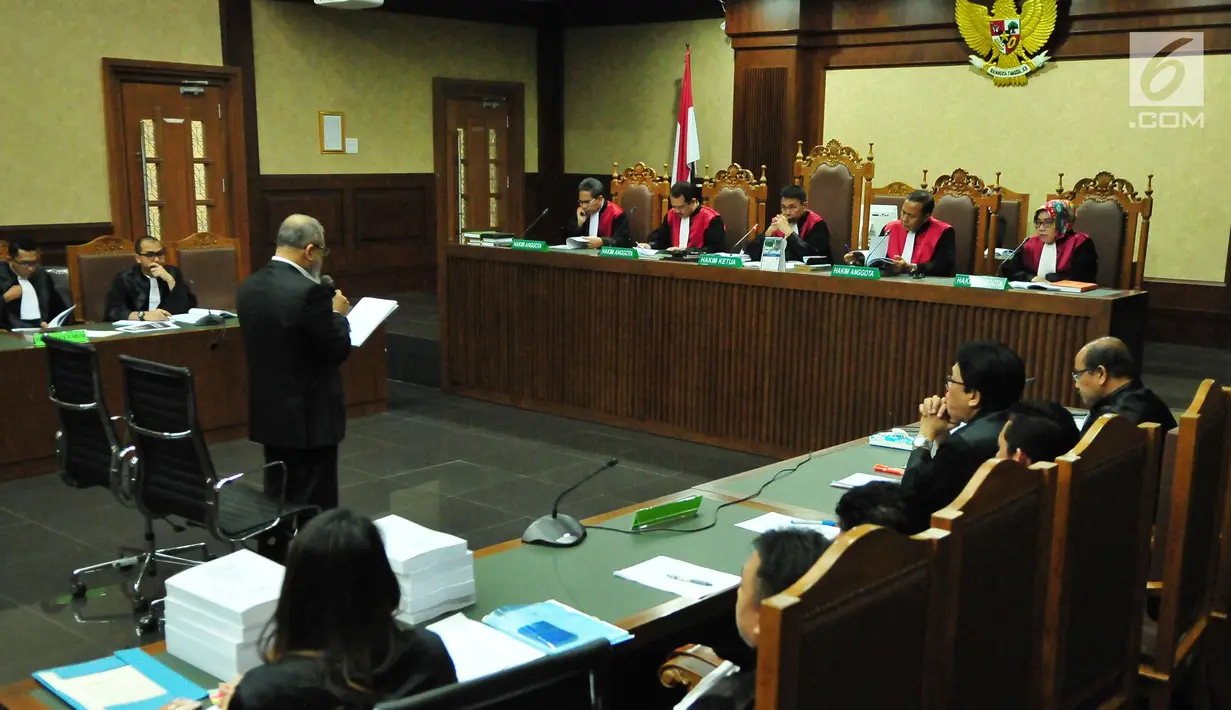 Patrialis Akbar membacakan Nota Pembelaan Pribadi saat sidang di Gedung Pengadilan Tipikor, Jakarta, Senin (21/8). Patrialis menyebut 12,5 tahun bui karena diduga menerima USD 10 ribu dan Rp 4.043.195.000 tidak berkeadilan. (Liputan6.com/Helmi Afandi)