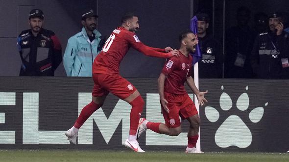 Selebrasi gelandang Timnas Bahrain, Ali Madan (kanan) bersama rekannya, Mahdi Al Humaidan setelah menjebol gawang Malaysia di masa injury time babak kedua pada laga kedua Grup E Piala Asia 2023 di Jassim bin Hamad Stadium, Al Rayyan, Qatar, Sabtu (20/1/2024) sore waktu setempat. (AP Photo/Thanassis Stavrakis)