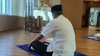 Usai salat idulfitri di Graha BNPB, Jakarta, Kamis (13/5/2021), Ketua Satgas COVID-19 Doni Monardo memantau  dan menerima laporan, utamanya di daerah-daerah yang berpotensi terjadi lonjakan kasus COVID-19. (Tim Komunikasi Satgas COVID-19)