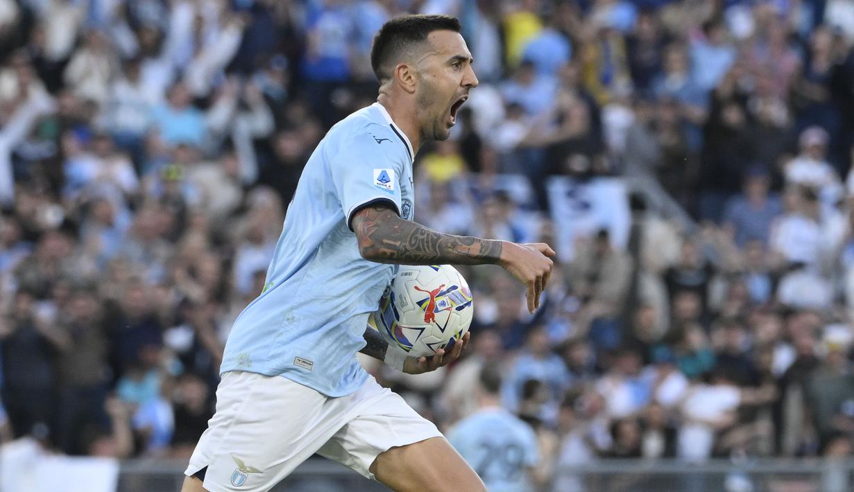 Pemain Lazio, Matias Vecino melakukan selebrasi setelah mencetak gol penyeimbang 1-1 ke gawang Juventus dalam laga lanjutan Liga Italia 2024/2025 di Olympic Stadium, Roma, Italia, Sabtu (10/05/2025) waktu setempat. (AP Photo/LaPresse/Fabrizio Corradetti)