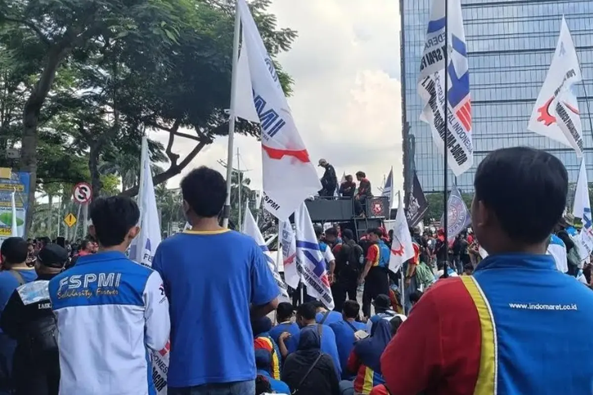 Karyawan PT Indomarco Prismatama, pengelola gerai Indomaret melontarkan protes penghapusan upah lembur ketika masuk pada libur nasional. (Foto: instagram FSPMI)