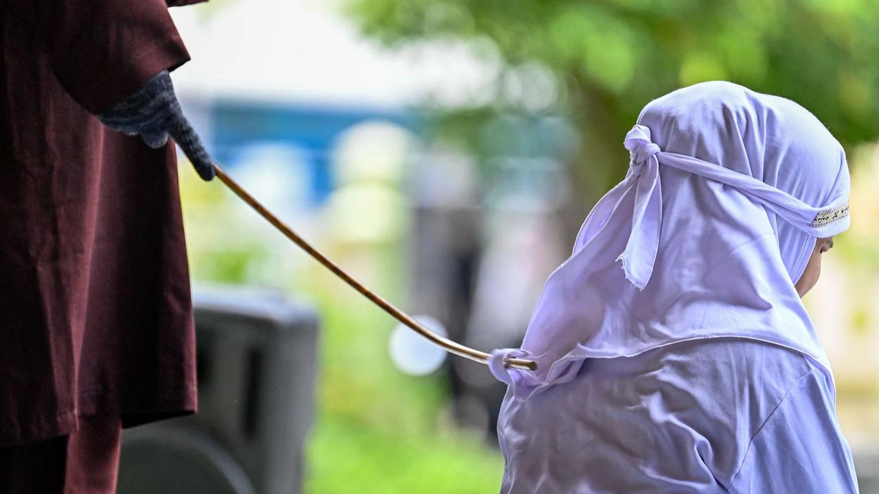FOTO: Enam Pelanggar Qanun Jalani Hukuman Cambuk di Banda Aceh
