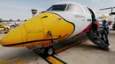 Penumpang menaiki pesawat Nok Air yang bergambar seperti bebek, di Bandara Don Muang, Bangkok, 11 Juni 2016. Nok Air adalah maskapai penerbangan bertarif murah yang berpusat di Bangkok, Thailand. (REUTERS/Jorge Silva)
