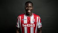 Chelsea resmi melepas Kurt Zouma ke Stoke City dengan status pinjaman hingga akhir musim 2017-2018. (dok. Stoke City)