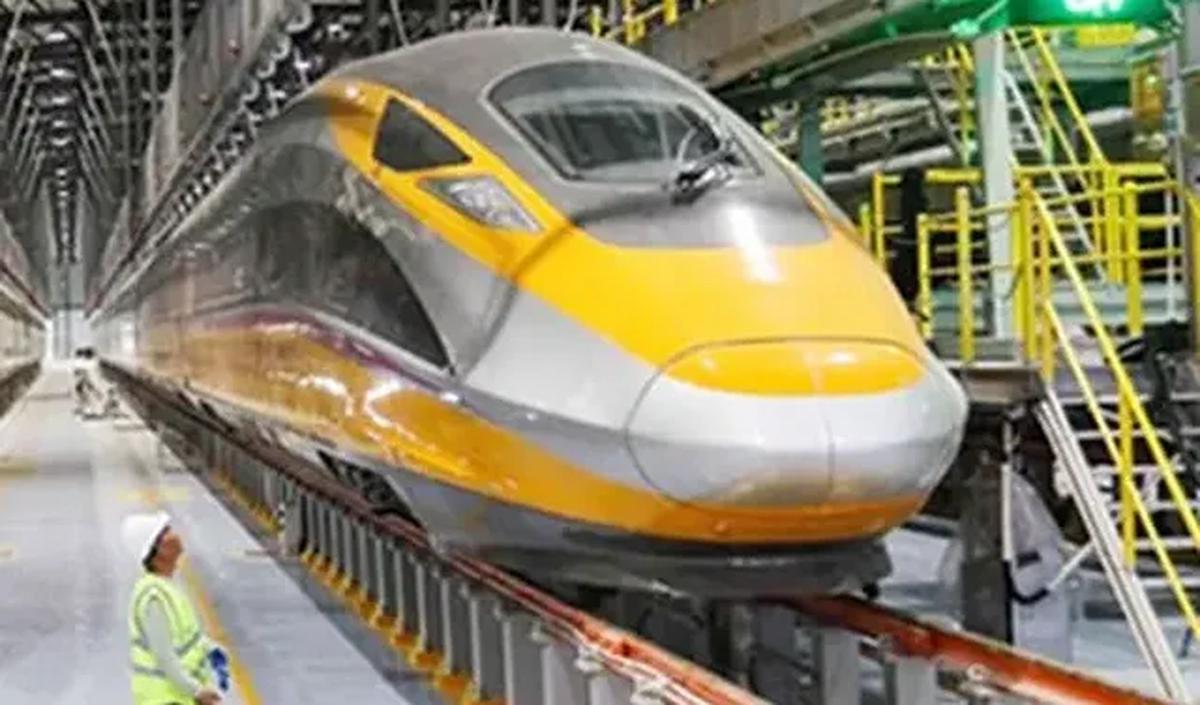 Meski demikian, proyek kereta cepat sampai Surabaya dimungkinkan baru terealisasi pada periode pemerintahan berikutnya.