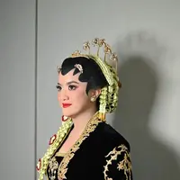 Putra dan mantu Menteri Keuangan Sri Mulyani Luqman Indra Pambudi Sumartono dengan Windy Chintya Dewi tampil ala pengantin Jawa ningrat dengan kebaya dan beskap dari beledu hitam (Foto: Instagram Stories @didietmaulana)