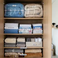 Cara menyimpan sprei dan selimut di lemari sempit agar tetap rapi dan hemat tempat. [AI Generated]