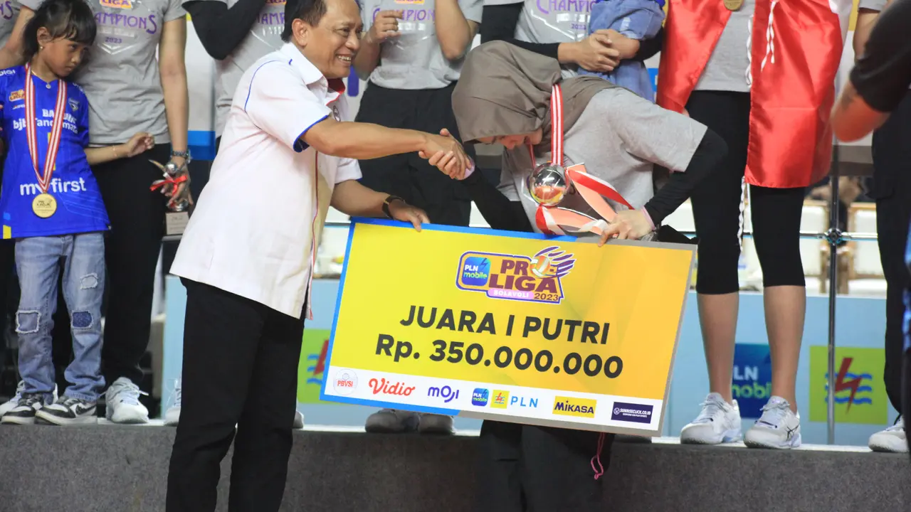 Wilda Nurfadhilah Sugandi saat menerima hadiah dari Komisaris Emtek bapak Imam Sujarwo