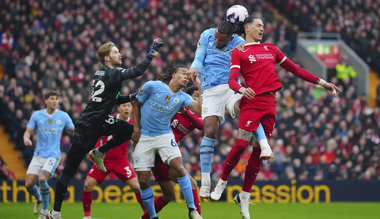 Striker Liverpool, Darwin Nunez (kanan) berduel udara dengan bek Manchester City, Manuel Akanji dalam sebuah kemelut di depan gawang Liverpool pada laga pekan ke-28 Premier League 2023/2024 di Anfield Stadium, Liverpool, Minggu (10/3/2024). (AP Photo/Jon Super)