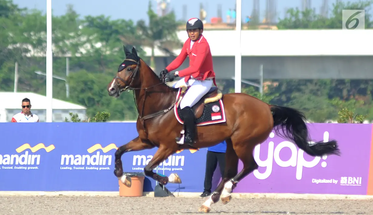 Atlet berkuda Indonesia, Ferry Wahyu Hadiyanto saat bertanding di final nomor jumping Asian Games 2018 di JIEP, Jakarta, Kamis (30/8). Ferry mencatatkan sejarah dalam olahraga berkuda Indonesia dengan lolos ke laga pamungkas. (Merdeka.com/Arie Basuki)
