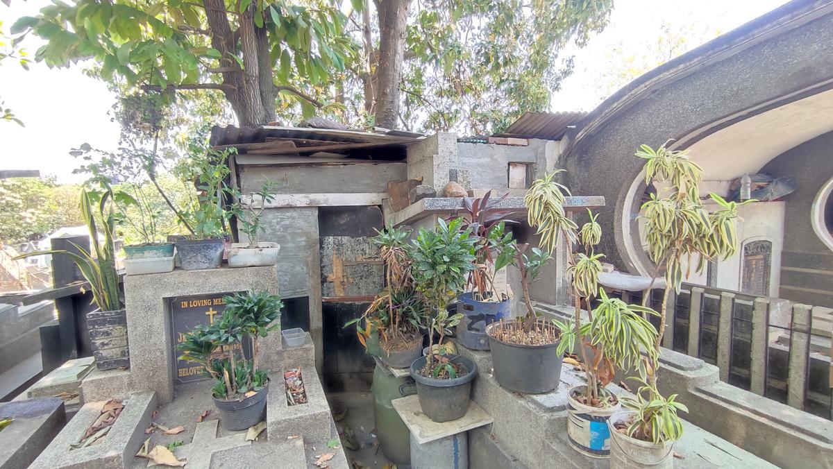 Rumah semi permanen milik Dadang yang berimpitan dengan makam. (merdeka.com/Azzura Galexia).
