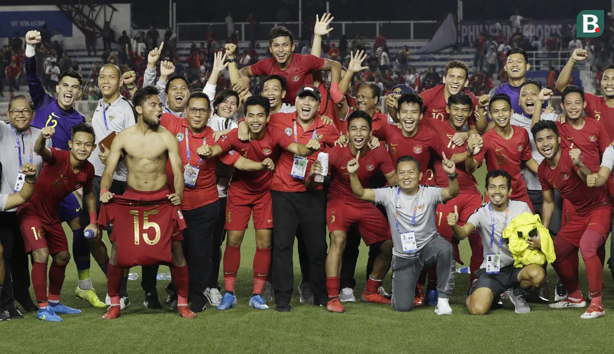 Para pemain dan official Timnas Indonesia U-22 merayakan kemenangan atas Myanmar U-22 pada semifinal SEA Games 2019 di Stadion Rizal Memorial, Manila, Sabtu (7/12). Indonesia menang 4-2 atas Myanmar. (Bola.com/M Iqbal Ichsan)