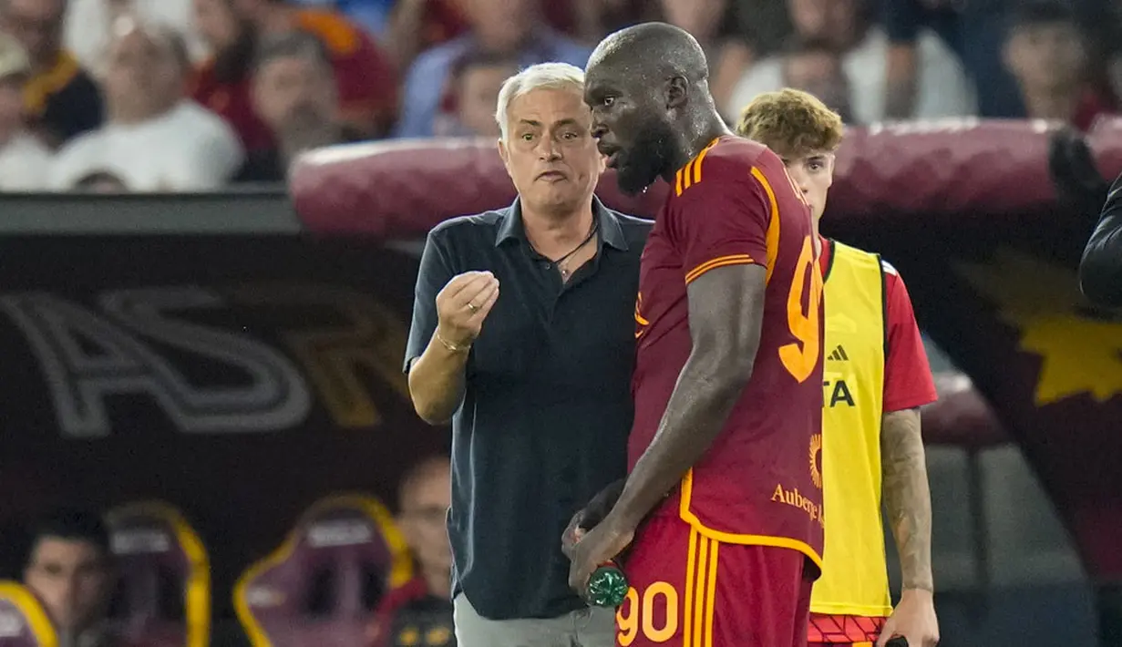 Pelatih AS Roma, Jose Mourinho, memeberikan arahan kepada Romelu Lukaku saat melawan Empoli pada laga Liga Italia di Stadion Olimpico, Roma, Senin (18/9/2023). (AP Photo/Alessandra Tarantino)
