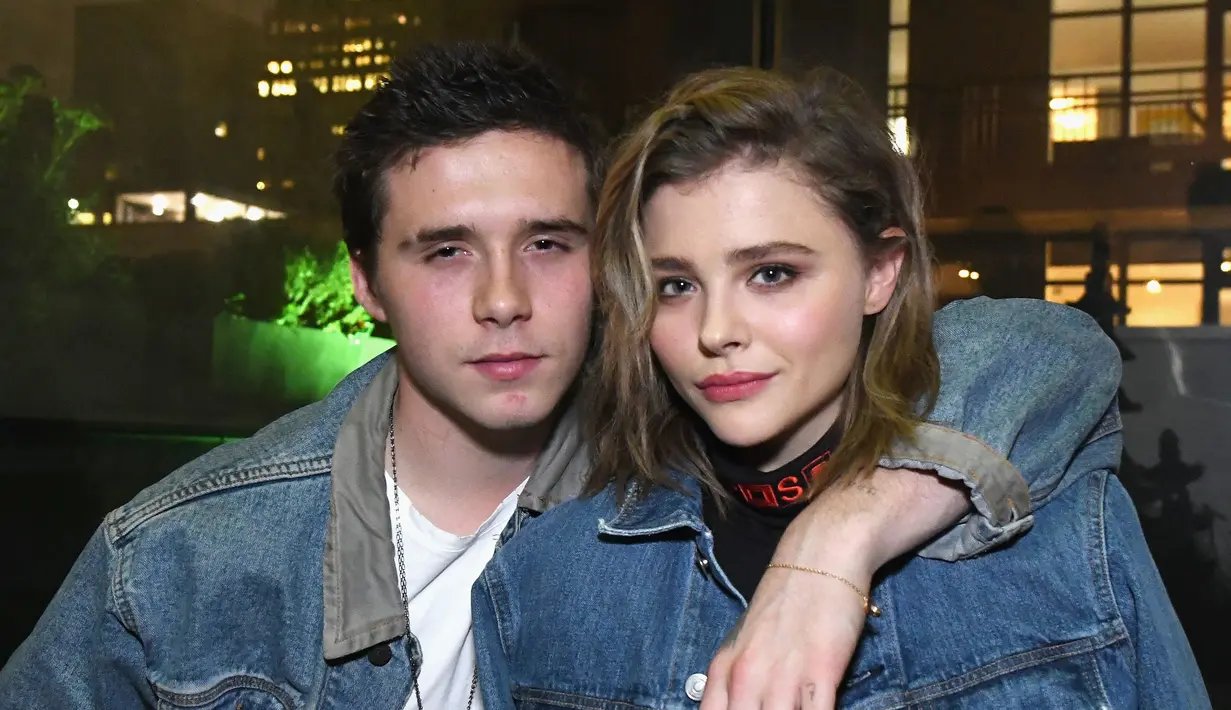 Chloe Grace Moretz sendiri baru saja balikan dengan Brooklyn Beckham pada November 2017 dan sudah dikabarkan bertunangan. (Harper's Bazaar)