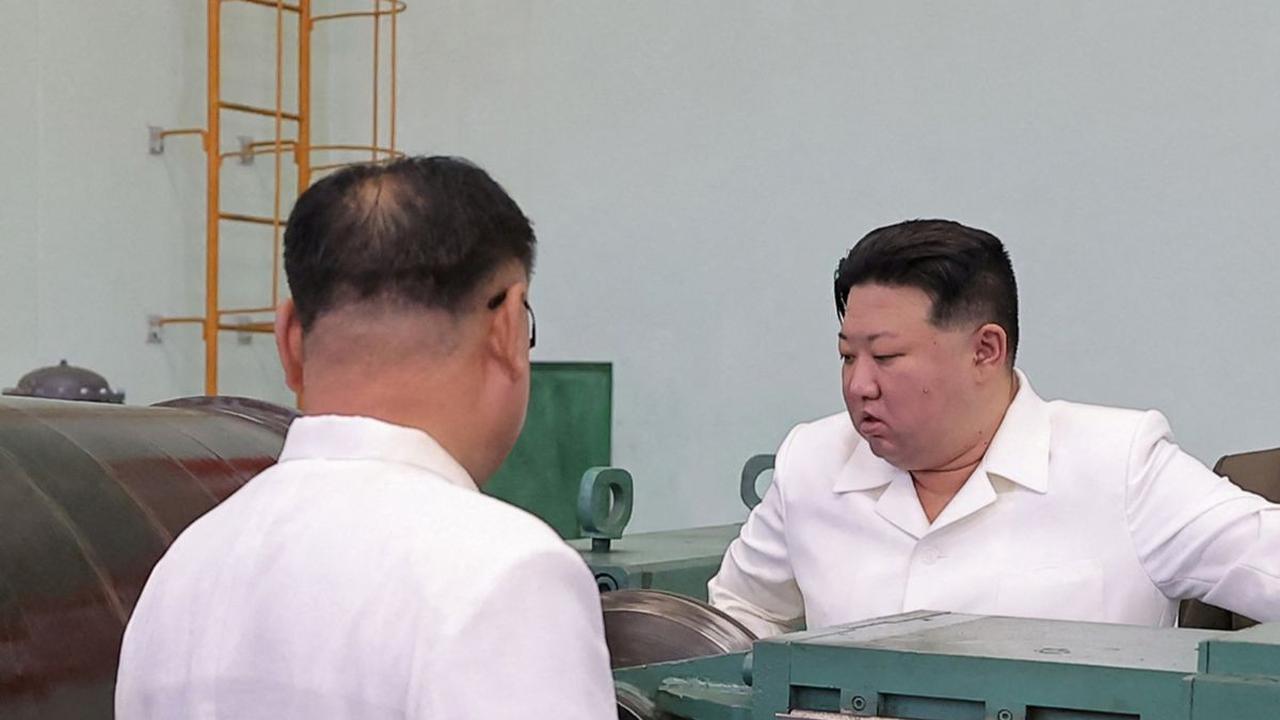 KCNA mengatakan kunjungan Kim ke pabrik-pabrik amunisi utama ini dilakukan sebelum Korsel dan AS memulai latihan militer tahunan. Latihan itu lalu dianggap oleh Korea Utara sebagai latihan untuk melakukan invasi.