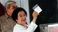 Capres Megawati Soekarnoputri menunjukkan surat suara saat penyontrengan di TPS 26 Kebagusan, Jakarta.(Antara)