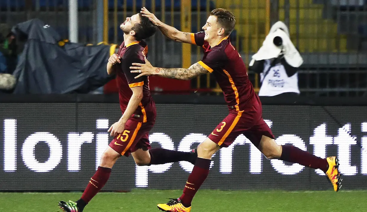 Pemain AS Roma, Miralem Pjanic, merayakan gol dicetaknya ke gawang Empoli pada pertandingan lanjutan Serie A Italia di Stadion Carlo Castellani, Empoli, Minggu (28/2/2016) dini hari WIB. (EPA/Fabio Muzzi)