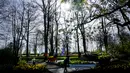 Pengunjung mengagumi rangkaian bunga di taman bunga Belanda yang terkenal di dunia, Keukenhof, Lisse, Belanda, 12 April 2022. Keukenhof merupakan taman bunga terbesar di dunia dengan tujuh juta kuntum bunga tulip yang ditanam setahun sekali di taman tersebut. (AP Photo/Peter Dejong)
