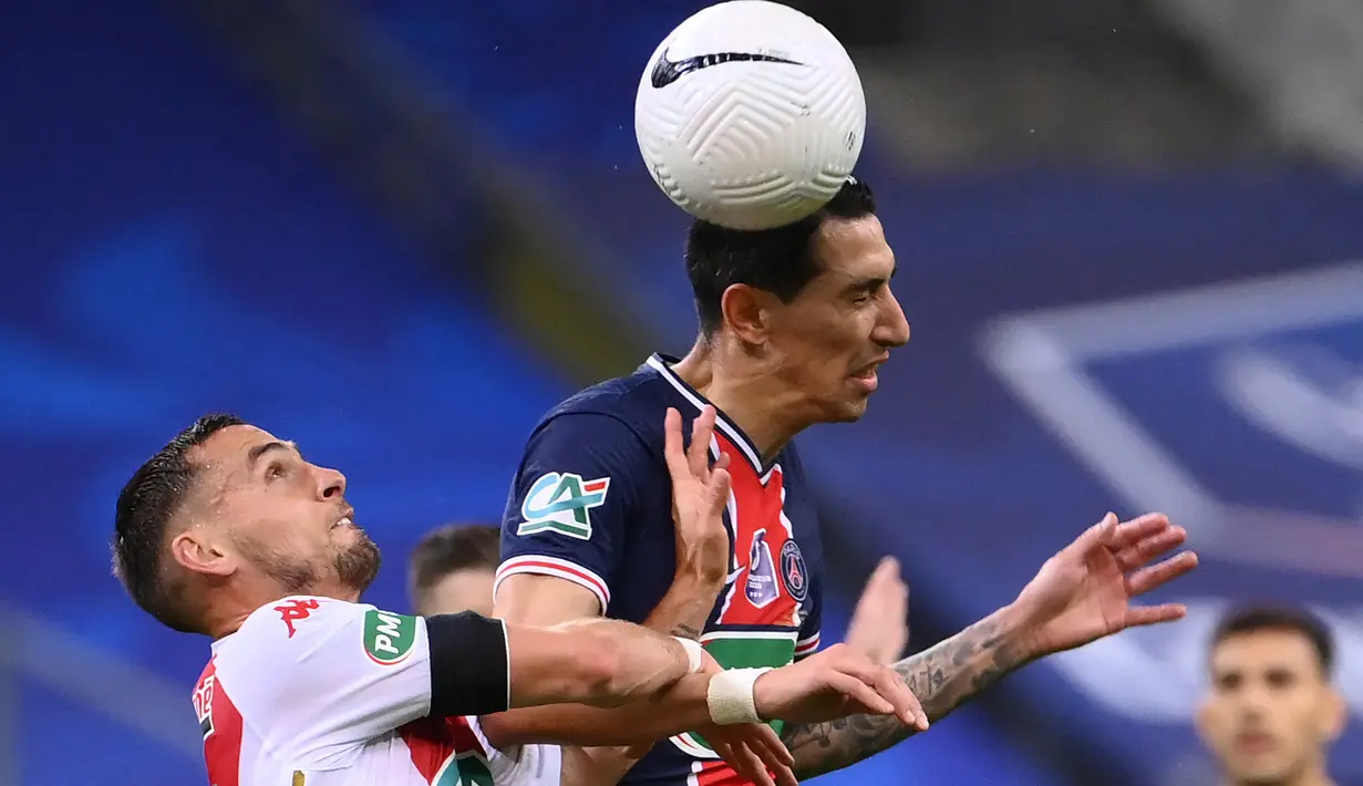 Gelandang Paris Saint-Germain, Angel Di Maria (kanan) berduel udara dengan gelandang AS Monaco, Aleksandr Golovin dalam laga final Coupe de France 2020/2021 di Stade de France, Paris, Rabu (19/5/2021). PSG menang 2-0 dan menjadi juara. (AFP/Franck Fife)