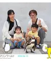 Tak melulu pakai outfit kembaran, Ueno Family membuktikan bahwa tampilan kompak bisa didapatkan dengan pilihan warna dengan tone senada. Seperti Mama Mega-Pak Bambang yang kenakan padu padan top putih-long pants abu-abu. Kemudian, Natsuki dan Ritsuki yang kembaran pakai outfit warna kuning-denim dengan gaya khas masing-masing. [@mas_natsuki].