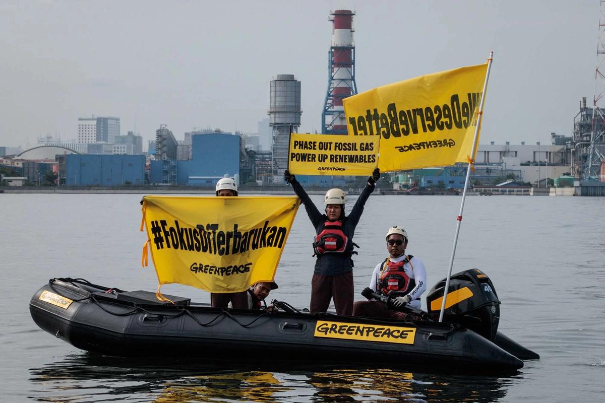 FOTO: Aksi Aktivis  Greenpeace di PLTU Muara Karang Soroti Arah Kebijakan Energi Indonesia