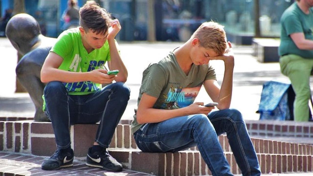 Ilustrasi Dua Orang Anak Muda Bermain Gim Mobile. Kredit: NatureaAddict via Pixabay