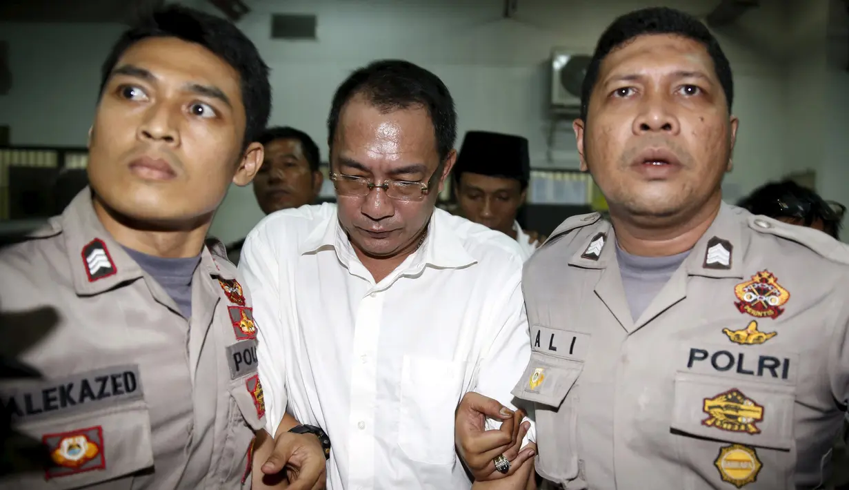 Wong Chi Ping (tengah) saat digelandang polisi menuju ruang sidang di Pengadilan Negeri Jakarta Barat, Jumat (13/11/2015). Pengadilan Indonesia menghukum  mati Wong Chi Ping dengan penyelundupan obat terlarang lebih dari 860 kg. (REUTERS/Beawiharta)