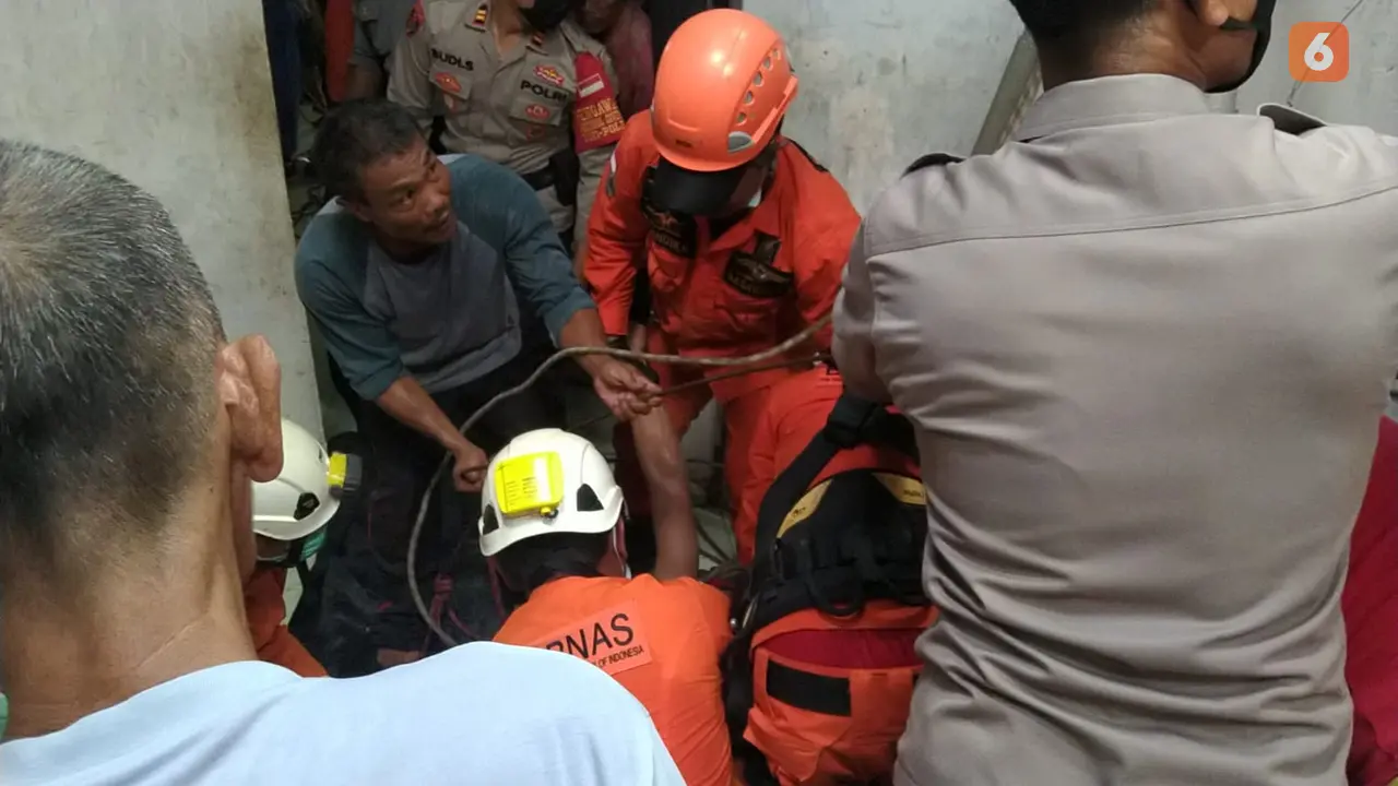 Basarnas Saat Evakuasi Warga Terjebak Dalam Sumur