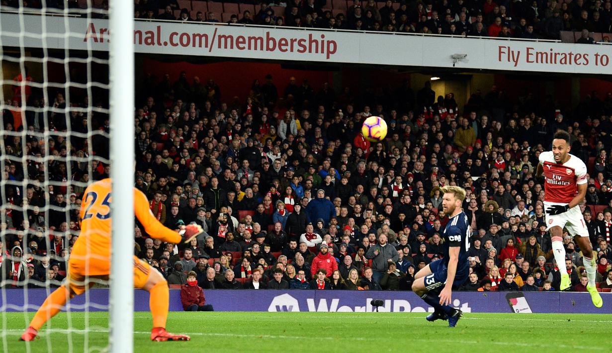 Striker Arsenal, Pierre-Emerick Aubameyang, melepaskan tendangan saat melawan Fulham pada laga Premier League di Stadion Emirates, London, Selasa (1/1). Arsenal menang 5-1 atas Fulham. (AFP/Glyn Kirk)