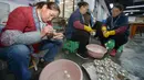 Para pekerja tampak sibuk di sebuah bengkel pembuatan kerajinan perak di Wilayah Danzhai, Provinsi Guizhou, China pada 17 November 2020. Menjelang perayaan Tahun Baru Etnis Miao, sebuah bengkel pembuatan produk perak memasuki musim puncak penjualan. (Xinhua/Yang Ying)