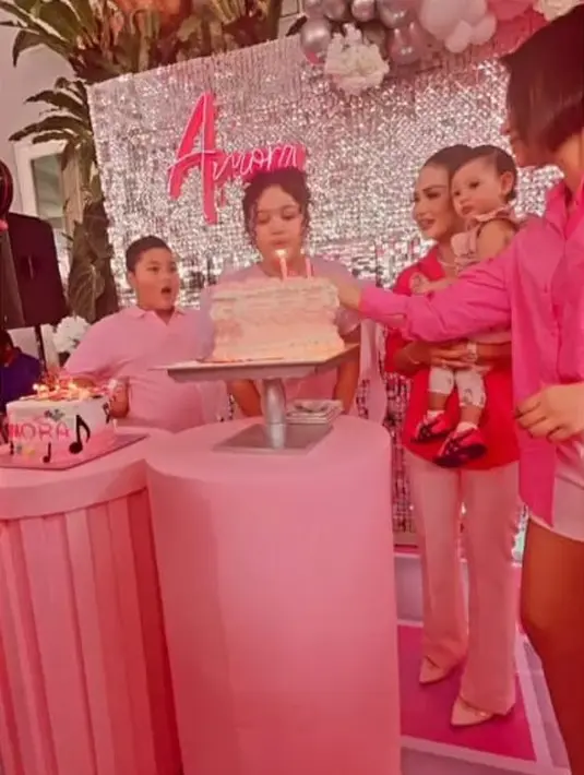Tidak hanya dikelilingi keluarga terdekat, perayaan ulang tahun Amora Lemos semakin meriah dengan kehadiran Ashanty, Aurel Hermansyah, dan Arsy (instagram/amora_lemos05)