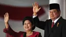 Presiden ke-6 RI Susilo Bambang Yudhoyono (SBY) bersama istri, Ani Yudhoyono melambaikan tangan kepada orang-orang saat perayaan Hari Kemerdekaan ke-65 Indonesia di Istana Presiden, Jakarta, 17 Agustus 2010. (AFP PHOTO/ROMEO GACAD)