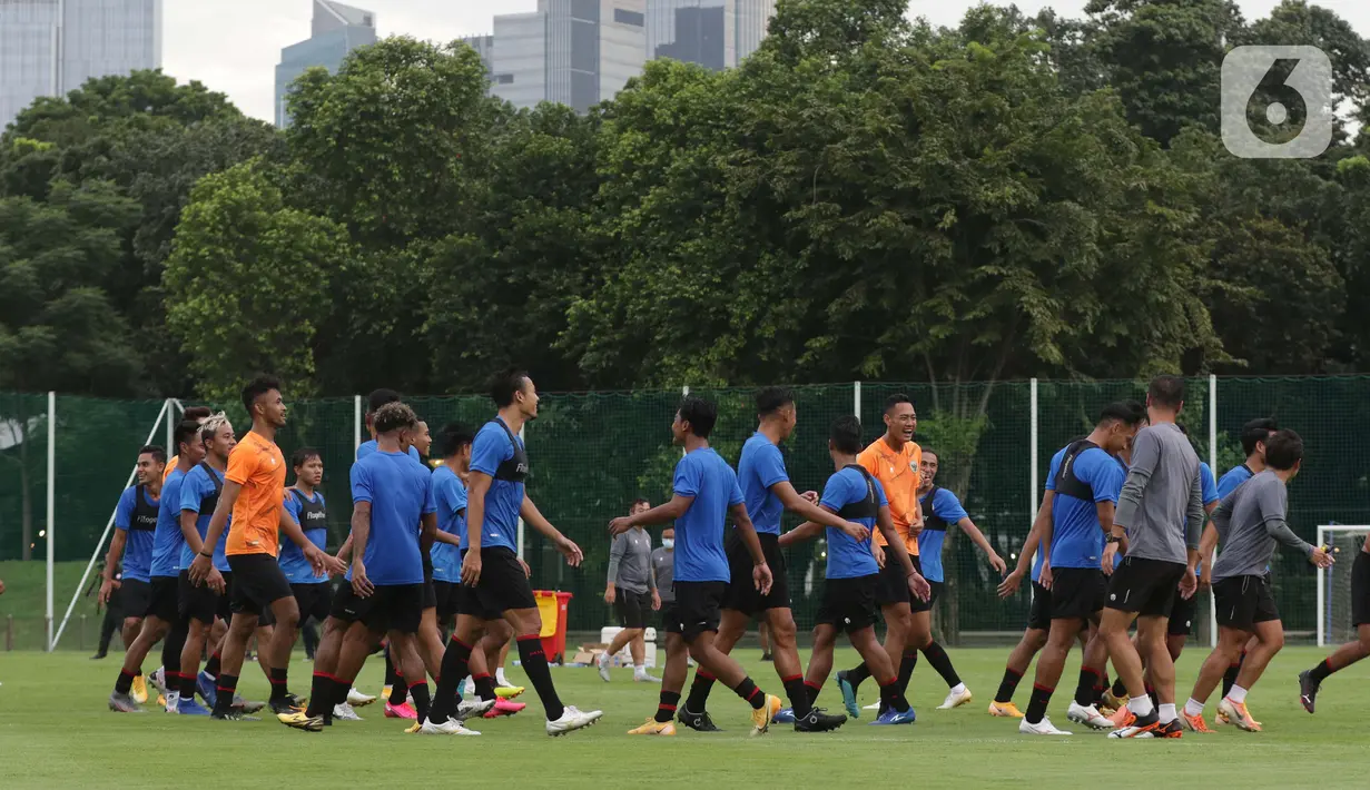 Pemain Timnas Indonesia U-22 usai mengikuti latihan perdana di Lapangan D, Kompleks Gelora Bung Karno, Senayan, Jakarta, Rabu (10/2/2021). Latihan perdana Timnas U-22 diikuti 31 pemain yang dipersiapkan untuk ajang SEA Games 2021 di Vietnam. (Liputan6.com/Helmi Fithriansyah)
