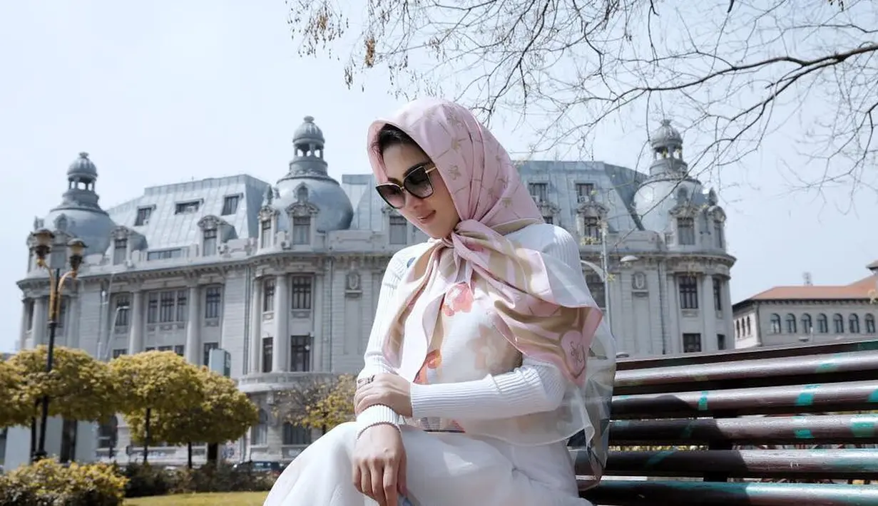 Seperti halnya di bulan Ramadan tahun ini, sebagai wanita muslim Syahrini banyak melakukan kegiatan positif, seperti menjalankan aksi amal dengan memberikan santunan untuk anak-anak yatim. (Instagram/princessyahrini)