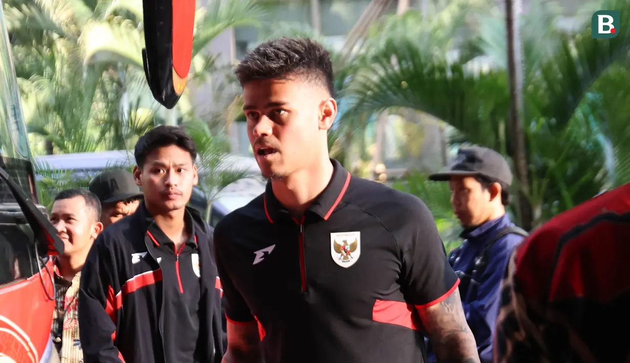 Bek Timnas Indonesia, Mees Hilgers, saat tiba di Hotel Fairmont, Jakarta pada Jumat (21/3/2025).