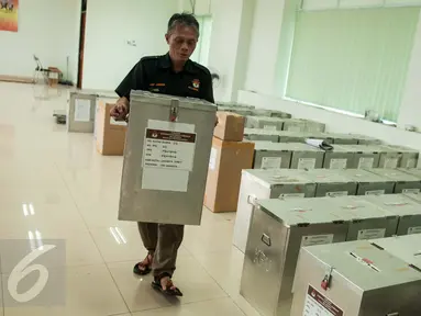 Petugas mengangkut kotak suara yang akan didistribusikan ke kelurahan di Kecamatan Menteng, Jakarta, Senin (17/4). Logistik surat suara Pemilihan Gubernur dan Wagub DKI telah siap didistribusikan ke kelurahan di Jakarta. (Liputan6.com/Gempur M Surya)