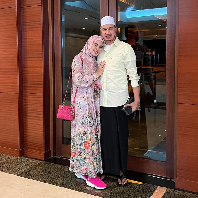 Kartika Putri dan Habib Usman bin Yahya. (Foto: Dok. Instagram @kartikaputriworld)