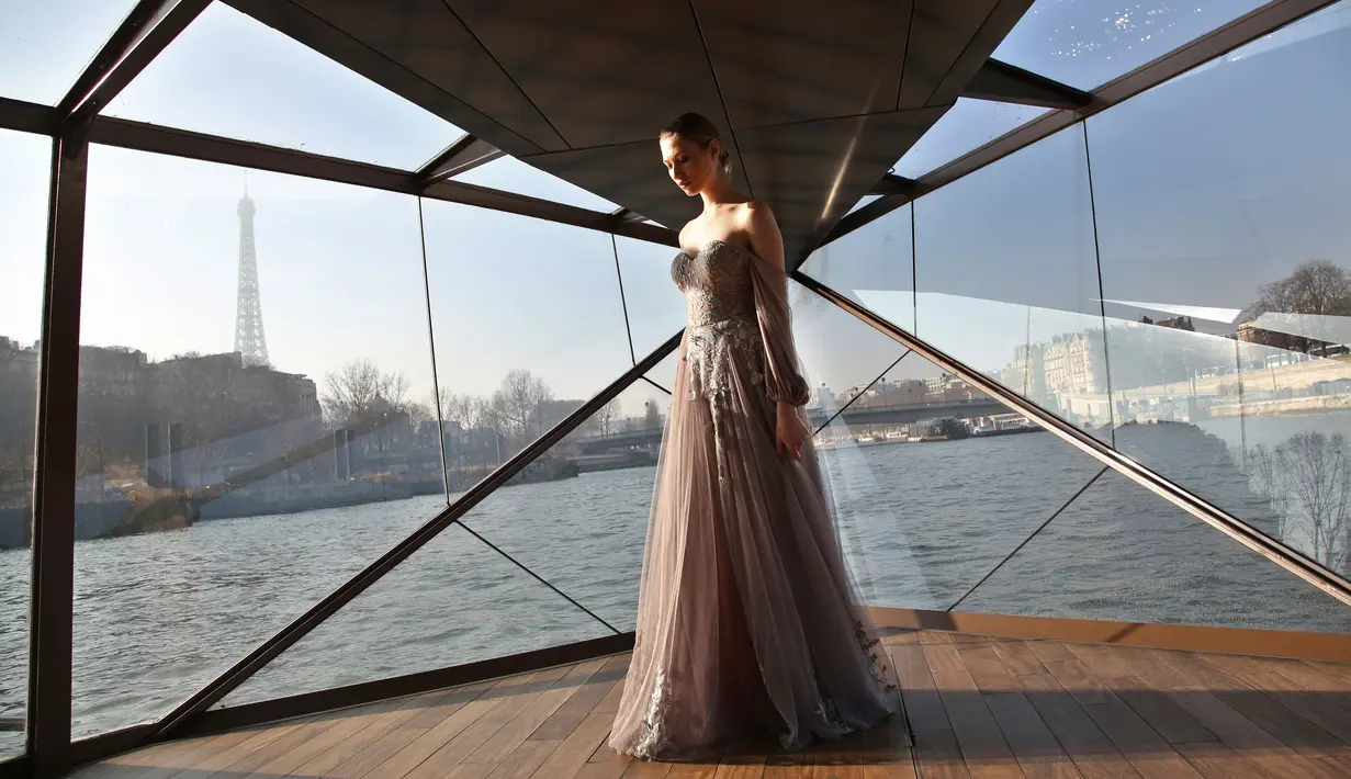<p>Model berpose di atas kapal saat memperagakan busana karya desainer asal Vietnam Jessica Minh Anh dalam busana Spring-Summer 2017 di Paris Fashion Show di Paris, Perancis, (26/1). (AP Photo / Thibault Camus)</p>