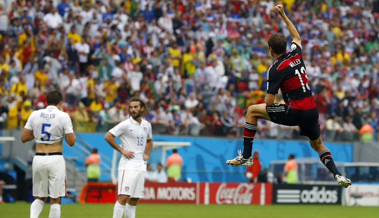 Pemain depan Timnas Jerman, Thomas Mueller (kanan) melompat merayakan golnya ke gawang AS di laga penutup penyisihan Piala Dunia 2014 Grup G di Stadion Pernambuco, Recife, Brasil, (26/6/2014). (REUTERS/Brian Snyder)
