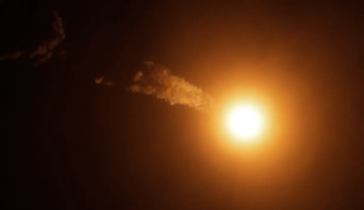 Penampakan roket Soyuz-FG yang membawa pesawat luar angkasa Soyuz MS-08 meluncur ke Stasiun Luar Angkasa Internasional (ISS), Kazakhstan, Rabu (21/3). (AP Photo/Dmitri Lovetsky)