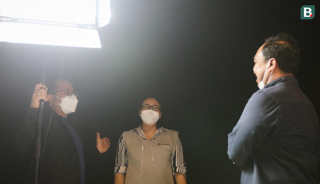 <p>Tim Digital Business Consultant untuk Madura United ditemani oleh Editor in Chief Bola.com &amp; Bola.net, Darojatun (kiri) saat melakukan kunjungan ke kantor Bola.com di Gondangdia, Jakarta, Senin (30/05/2022). (Bola.com/Bagaskara Lazuardi)</p>