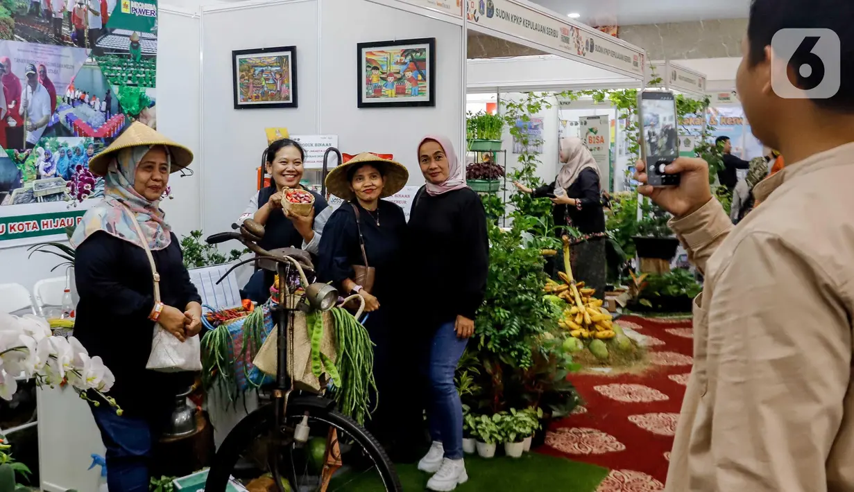 Festival ini juga didukung berbagai kegiatan pendukung di dalamnya seperti bazar, lomba, pembagian bibit, talk show, serta edukasi dan keterlibatan figur publik yang peduli lingkungan. (Liputan6.com/Herman Zakharia)